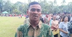 Amir Hamzah, 50 tahun, warga yang terharu karena ijazahnya dapat diambil setelah puluhan tahun tertahan di sekolah. (Sumber: Poskota | Foto: Pandi Ramedhan)