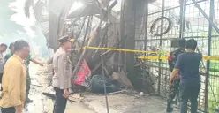 Potret insiden kebakaran yang melanda sebuah rumah sekaligus tempat usaha di Jalan Purnawarman, Kecamatan Ciputat Timur, Kota Tangerang Selatan, pada Selasa, 30 Desember 2025 dini hari. (Sumber: Polsek Ciputat Timur)