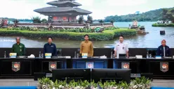 Wamendagri Akhmad Wiyagus memimpin Rapat Koordinasi Pengendalian Inflasi Tahun 2025 yang digelar secara hybrid dari Kantor Pusat Kemendagri, Jakarta. (Sumber: Puspen Kemendagri)