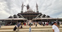 Ilustrasi rehabilitasi masjid raya. Masjid Raya Nurul Wathon Pakansari dipenuhi warga saat operasional pertamanya pada Jumat, 26 Desember 2025. (Sumber: Poskota/Giffar Rivana)