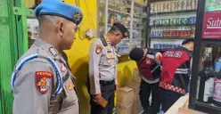 Petugas tengah melakukan razia miras di kios jamu di Kabupaten Serang. (Sumber: Dok. Polres Serang)