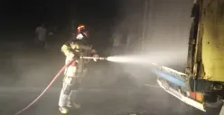 Petugas memadamkan api pada mobil boks di alan Raya Grand Suvarna Sutera, Kedaton, Kecamatan Cikupa, Kabupaten Tangerang, Senin, 29 Desember 2025, dini hari WIB. (Sumber: Dok. BPBD Tangerang)