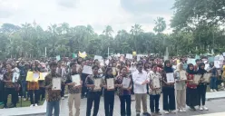 Gubernur Jakarta Pramono Anung usai menyerahkan pemutihan ijazah di Balai Kota Jakarta, Selasa, 30 Desember 2025. (Sumber: Poskota/M. Tegar Jihad)