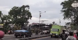 Bangkai pesawat di Jalan Raya Parung, Kabupaten Bogor, Jawa Barat. (Sumber: Poskota/Giffar Rivana)