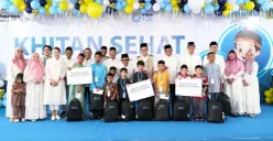 KHITAN: PLN UID Jakarta Raya dan Yayasan Baitul Maal (YBM) PLN berfoto bersama anak-anak peserta program Khitan Sehat Generasi Hebat usai pelaksanaan kegiatan khitan massal yang diikuti 1.022 anak. (Sumber: PLN UID Jakarta Raya)