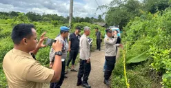 Petugas kepolisian saat melakukan olah TKP penemuan karyawan konter HP di wilayah Kecamatan Jambe. (Sumber: Poskota/Veronica Prasetio)