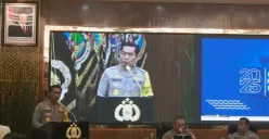 Inspektur Pengawasan Umum (Irwasum) Polri Komjen Wahyu Widada dalam paparan Rilis Akhir Tahun (RAT) Polri yang digelar di Gedung Rupatama Mabes Polri, Jakarta Selatan, Selasa, 30 Desember 2025. (Sumber: Poskota/Ali Mansur)