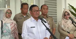 Gubernur Jakarta Pramono Anung saat menyampaikan pernyataan kepada awak media di Balai Kota DKI Jakarta, Selasa, 30 Desember 2025. (Sumber: Poskota/M. Tegar Jihad)