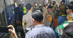 Bupati Serang Rachmatuzakiyah bersama Kapolres Serang saat melihat cctv kondisi arus lalulintas di Posyan Modern Cikande. (Sumber: Poskota/Rahmat Haryono)