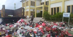 Tumpukan sampah rumah tangga menggunung di halaman Kantor Kelurahan Kebalen, Kecamatan Babelan, Kabupaten Bekasi, Senin, 29 Desember 2025. (Sumber: Poskota/Nurpini Aulia Rapika)