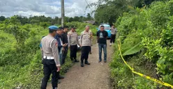 Petugas kepolisian saat melakukan olah TKP penemuan korban. (Sumber: Poskota/Veronica Prasetio)