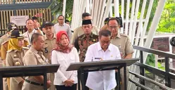 Gubernur DKI Jakarta, Pramono Anung, saat meresmikam JPO Pesanggrahan di Jakarta Barat, Rabu, 30 Desember 2025. (Sumber: Poskota/ Pandi Ramedhan)