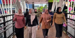 Masyarakat antusias terhadap fasilitas lift di JPO Pesanggrahan di kawasan Kembangan, Jakarta Barat, Selasa, 30 Desember 2025. (Sumber: Poskota/Pandi Ramedhan)