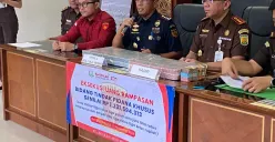 Kejari Lebak saat menunjukan uang hasil eksekusi dari perkara peredaran rokok ilegal. (Sumber: Kejari Lebak)