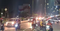 Pantauan Poskota di flyover Jalan Arif Rahman Hakim perbatasan Beji dengan Pancoran Mas sebagai pusat titik keramaian pergantian Malam Tahun Baru 2026 sudah terlihat ramai dan cuaca terang. (Sumber: Poskota/Angga Pahlevi)