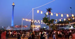 Suasana kawasan Monas Jakarta saatpenerapan Car Free Night. (Sumber: Pinterest)