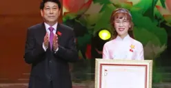 Potret Nguyen Thi Phuong Thao (kanan) yang diberi gelar pahlawan tenaga kerja, setelah meningkatkan ekonomi di kawasan Asia Tenggara. (Sumber: Vietjet)