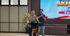 Kapolres Bogor AKBP Wikha Ardilestanto saat menyampaikan capaian akhir tahun 2025 di Cibinong, Rabu 31 Desember 2025. (Sumber: Poskota/Giffar Rivana)