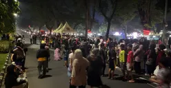 Warga menikmati CFN di Jalan Tegar Beriman untuk sambut perayaan tahun baru 2026. (Sumber: Poskota/Giffar Rivana)