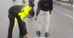 Petugas kepolisian memberi tanda di lokasi kejadian kecelakaan maut di Jalan Raya Puncak, Megamendung, Kabupaten Bogor. (Sumber: Polres Bogor)