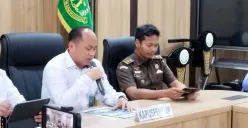 Kepala Pusat Penerangan Hukum Kejaksaan Agung, Anang Supriatna, dalam konferensi pers Capaian Kinerja Kejaksaan Tahun 2025, Rabu, 31 Desember 2025. (Sumber: Poskota/Ali Mansur)