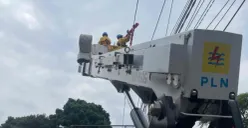 Petugas lapangan PLN UP3 Cimahi melakukan pemeliharaan jaringan, Rabu, 31 Desember 2025. (Sumber: Poskota/Gatot Poedji Utomo)