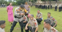 Kapolres Serang, AKBP Condro Sasongko melaksanakan tradisi penyiraman air kembang kepada personel yang naik pangkat, Rabu, 31 Desember 2025. (Sumber: Dok. Polres Serang)
