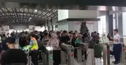 Ribuan penumpang KA saat turun dari kereta di Stasiun Rangkasbitung, Lebak. (Sumber: Istimewa)
