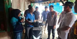 Kapolsek Cimanggis Kompol Jupriono mengembalikan motor yang sebelumnya dirampas sindikat Matel kepada pemiliknya di Kp Cilangkap, Tapos, Kota Depok pada Rabu siang, 31 Desember 2025. (Sumber: Poskota/Angga Pahlevi)