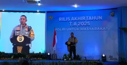 Direktur Lalu Lintas Polda Metro Jaya Kombes Komarudin, saat menyampaikan Rilis Akhir Tahun (RAT) 2025 di Mapolda Metro Jaya, Kebayoran Baru, Jakarta Selatan, Rabu, 31 Desember 2025. (Sumber: Poskota/Ali Mansur)