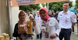 Wali Kota Iin Mutmainnah menyapa warga yang menghadiri kegiatan sederhana di Kantor Pemkot Jakarta Barat, Rabu, 31 Desember 2025. (Sumber: Poskota/Pandi Ramedhan)