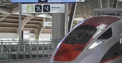 Calon penumpang menunggu kedatangan kereta cepat Whoosh di peron Stasiun Whoosh Halim, Jakarta Timur. (Sumber: Poskota/Bilal Nugraha Ginanjar)