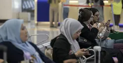 Calon penumpang menunggu kedatangan kereta cepat Whoosh di peron Stasiun Whoosh Halim, Jakarta Timur, Sabtu, 1 Februari 2025. (Sumber: Poskota/Bilal Nugraha Ginanjar)