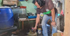 Warga di Desa Bahagia, Kecamatan Babelan, Kabupaten Bekasi, saat memasak menggunakan gas LPG 3 kilogram, Sabtu, 1 Februari 2025. (Sumber: Poskota/Ihsan Fahmi)