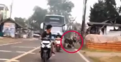 Bocah terlindas bus hingga meninggal dunia saat membuat konten berburu klakson telolet di Serang. (Sumber: Tangkap Layar Instagram/@funnelmedia)