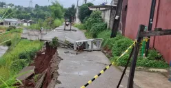 Kondisi longsor di Jalan Masjid Al-Mukhlisin di Perumahan Arya Tama Regency, Bedahan, Sawangan, Depok, Selasa, 28 Januari 2025. (Sumber: Poskota/Angga Pahlevi)