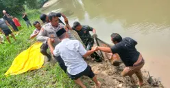 Petugas mengevakuasi mayat mengambang di Sungai Cidurian, Kampung Kalang Serang, RT 006 RW 002, Desa Patrasana, Kecamatan Kresek, Kabupaten Tangerang. (Sumber: Dok. Polsek Kresek)