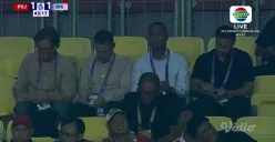 Tangkap layar pelatih Timnas Indonesia, Patrick Kluivert bersama tiga asistennya, hadir langsung memantau pemain di laga Persija vs PSBS Biak. (Sumber: Vidio)