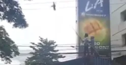 Seorang pria di Makassar kesetrum saat hendak menyelamatkan burung yang tersangkut di kabel listrik. (Sumber: Tangkap Layar Instagram/@funnelmedia)