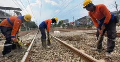 Sejumlah petugas saat melakukan perbaikan rel kereta api. (Sumber: Istimewa)