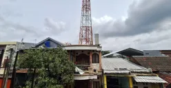 Tower BTS setinggi 25 meter berada di atas rumah warga di Telaga Mas Blok K, Kelurahan Harapan Baru, Kecamatan Bekasi Utara, Kota Bekasi, Minggu, 2 Februari 2025. (Sumber: Poskota/Ihsan Fahmi)