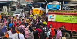 Warga mengerumuni truk pengangkut gas 3 kilogram di Tigaraksa, Tangerang. (Sumber: Poskota/Veronica)