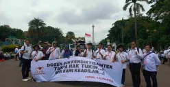 Ratusan dosen ASN menggelar aksi unjuk rasa pembayaran Tukin di sekitar kawasan monumen nasional (Monas), Jakarta Pusat, Senin, 3 Februari 2025. (Sumber: Poskota/Ali Mansur)