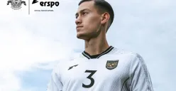 Jay Idzes jadi model peluncuran jersey away Timnas Indonesia yang resmi dirilis Erspo. (Sumber: Instagram @erspo.official)