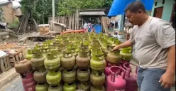 Pemilik pangkalan gas LPG 3 kg di Lebak menyusun puluhan tabung gas. (Sumber: Dok. Warga)