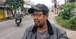 Seorang penjual makanan ketika dijumpai di Jalan Karang Satria, Duren Jaya, Kota Bekasi, Senin, 3 Februari 2025. (Sumber: Poskota/Ihsan Fahmi)