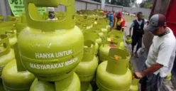 Masyarakat membeli LPG 3 kg di pangkalan resmi dengan harga sesuai HET setelah aturan baru diterapkan (Sumber: Pinterest)