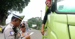 Razia truk ODOL di depan Pos Lantas Wisma Karya, Subang, Jawa Barat, Senin, 3 Februari 2025. (Sumber: Poskota/Gatot Poedji Utomo)