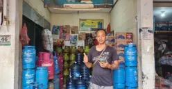 Salah seorang pengecer tabung gas 3 kilogram di kawasan Palmerah, Jakarta Barat, Senin, 3 Februari 2025. (Sumber: Poskota/Pandi Ramedhan)