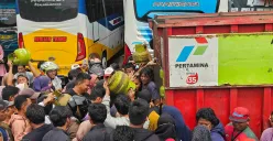 Warga mengepung truk pengangkut gas LPG 3 kg di Tigaraksa, Tangerang (Sumber: Poskota/Veronica)